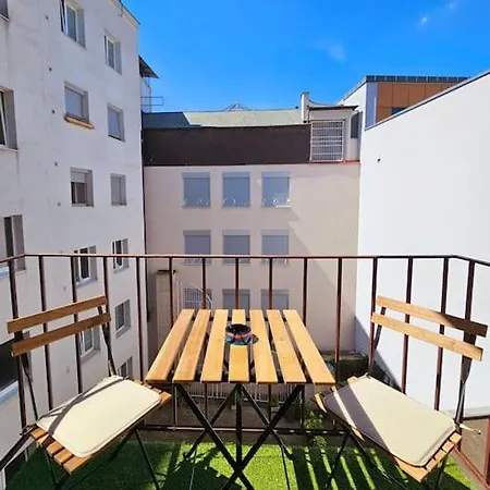 Old Town Promenade I 2 I 55m I Balcony Apartment Pressburg